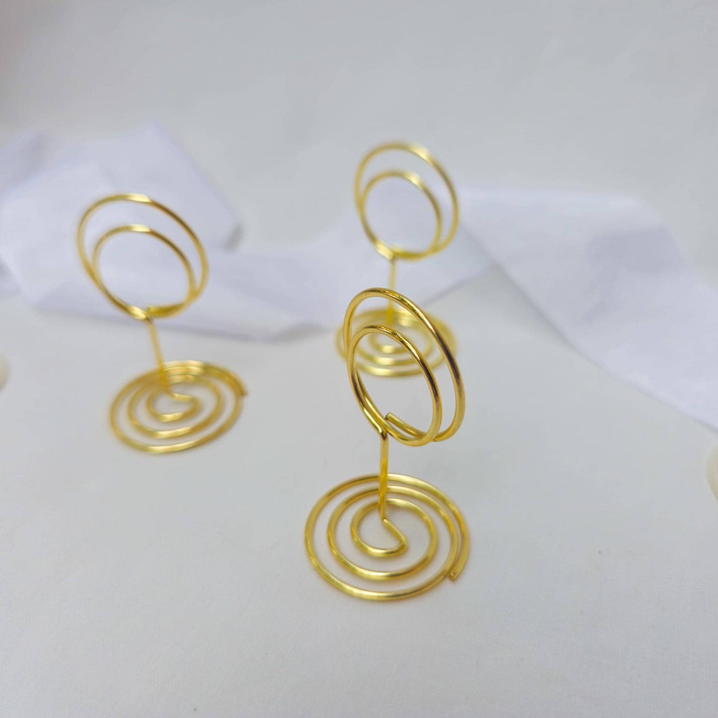 Place Name and Matching Holder, Round Circle Metal Wedding Name Card Stand, White and Gold Calligraphy, Table Number, Wedding Table